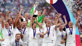 England-lift-the-Euro-2022-trophy-768x432.jpg